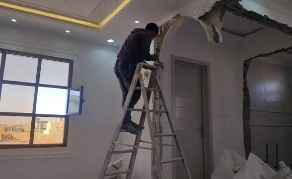 معلم ديكورات الخرج بخبرة ومهارة في تنفيذ التشطيبات الحديثة
